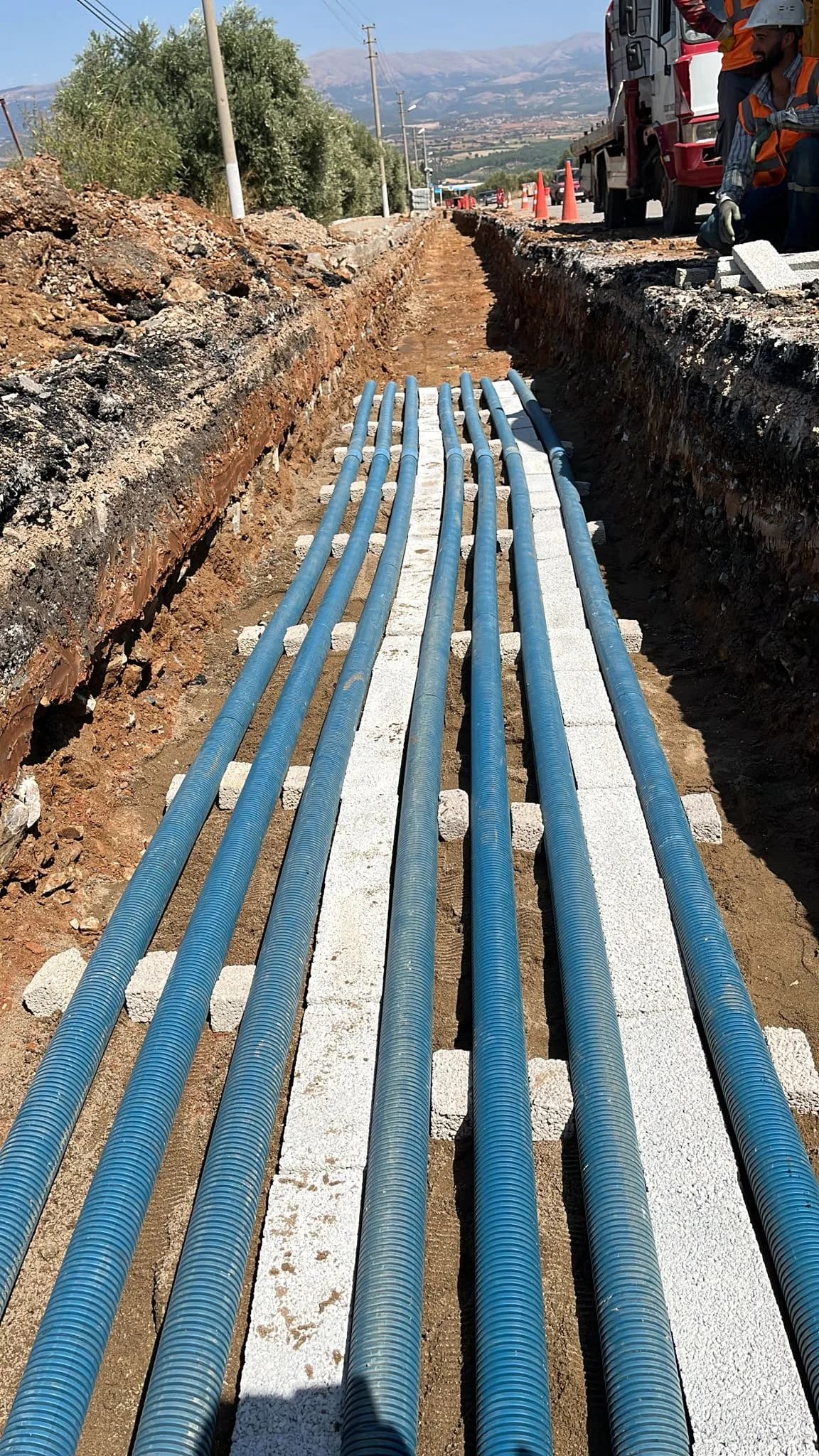 Kablo kanalında boru demeti; üstü beton plakayla kapatılmaya hazır