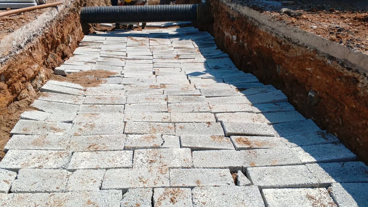 Kanalın üstü beton plakalarla kapatılmış, yanında koruge boru geçişi