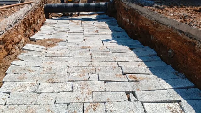 Kanalın üstü beton plakalarla kapatılmış, yanında koruge boru geçişi