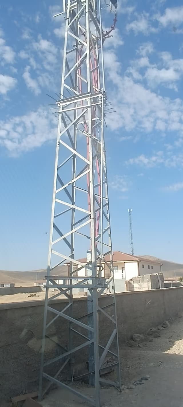 Montajı tamamlanmış kafes direğin gövdesi