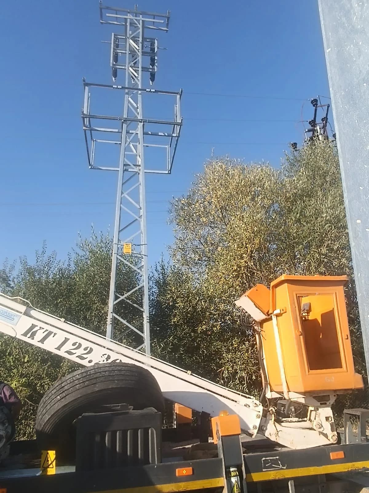 Sepetli araç kafes direğin yanında; travers seviyesinde montaj hazırlığı